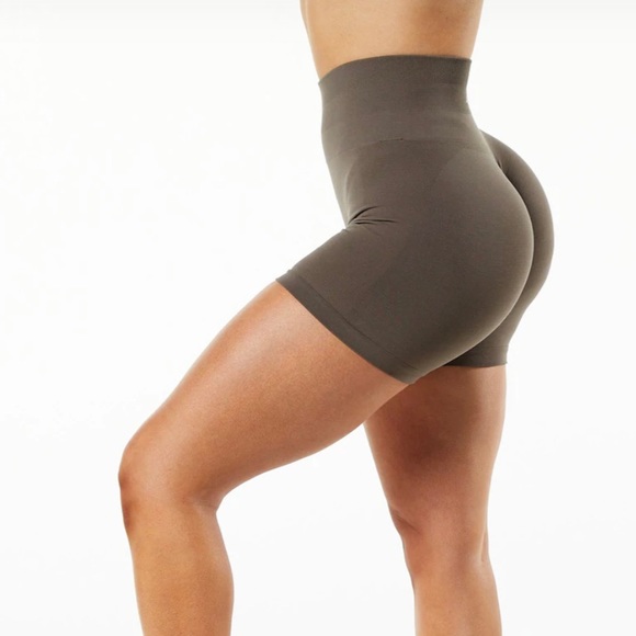 Alphalete Mocha Amplify Shorts - Picture 4 of 8